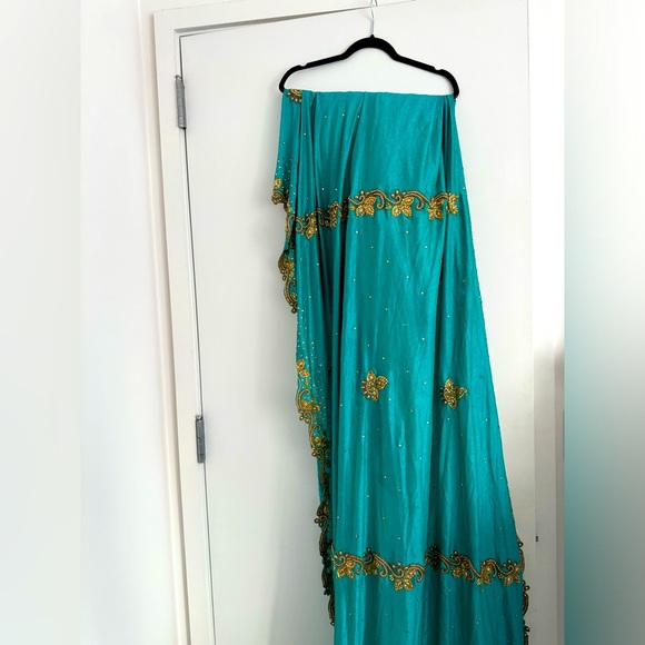 Hand Embroidered Sari (Saree) worn for Indian wedding - Picture 3 of 8